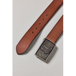 Cinturón de cuero con hebilla metálica