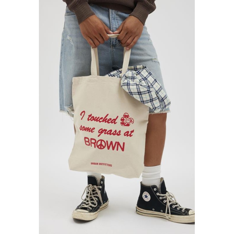 Toqué un poco de hierba en Brown Tote Bag